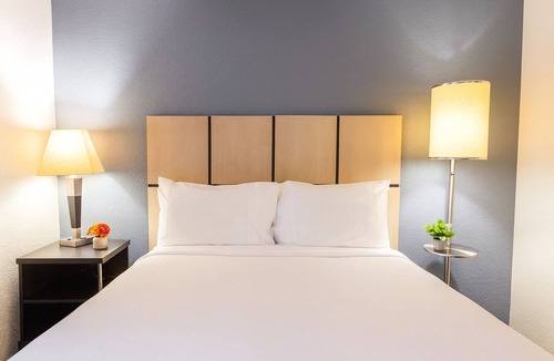 Baymeadows Hotel | Rustic Getaway in Jacksonville! 2 Spacious Units, Full Kitchen, Pets Allowed!