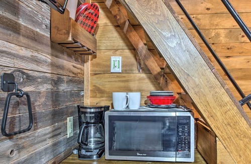 Gordonville Cabin | Rustic Gordonville Cabin w/ Shared Fire Pit!
