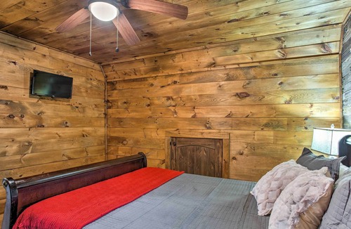 Gordonville Cabin | Rustic Gordonville Cabin w/ Shared Fire Pit!