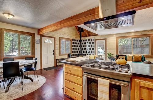 Christmas Valley House | Rustic Haven - Hot tub & Pet friendly