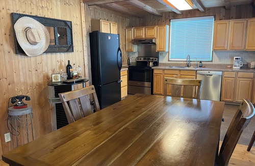 Mineral Wells Cabin | Rustic Hillside Cabin near Mineral Wells - 2 bedrooms, Brazos River Access