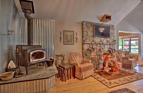 Custer County House | Rustic Home w/Patio, 1 Mi to Sunset Beach!