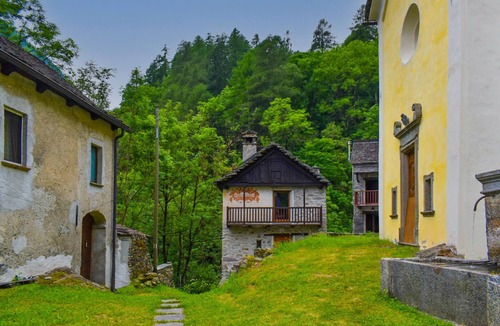 Cerentino House | Rustic house surrounded by greenery