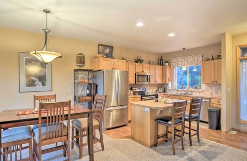 Klamath Falls House | Rustic Klamath Falls Retreat w/ Private Deck!