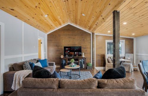 Kirkfield House | Rustic Lakefront Cottage with Fire Pit & Scenic Views