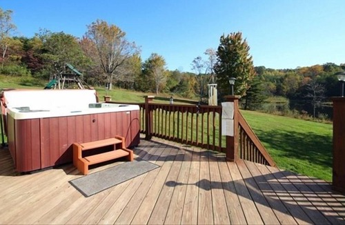 Logan Cabin | Rustic Lakefront Lodge in Hocking Hills