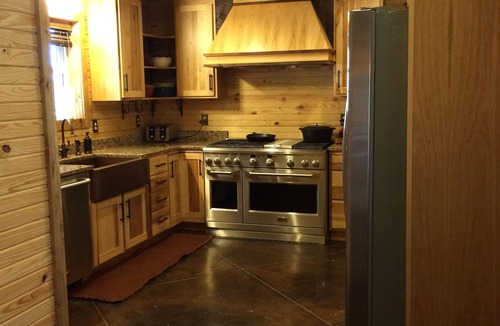 Doniphan House | Rustic Lodge Near Current River: Pond + Fire pit + Trails + Pickleball + Fishing