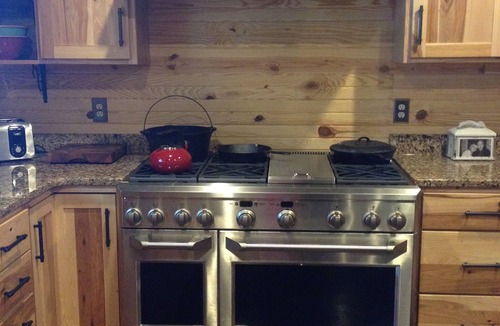 Doniphan House | Rustic Lodge Near Current River: Pond + Fire pit + Trails + Pickleball + Fishing