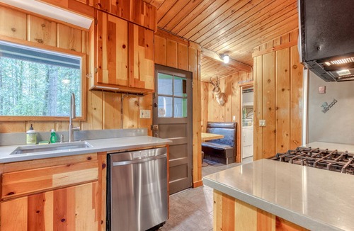 Zigzag House | Rustic lodge with private hot tub, fireplace & riverfront views - dog-friendly