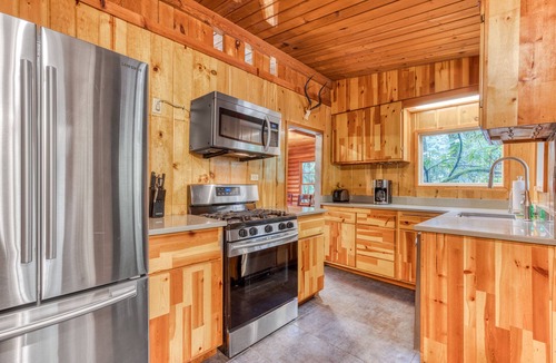 Zigzag House | Rustic lodge with private hot tub, fireplace & riverfront views - dog-friendly