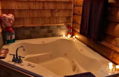 Lisbon House | Rustic Log Cabin #6 - "Fireside" Near Franconia Notch State Park