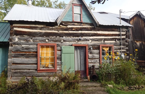 Oxford Station Cabin | Rustic Log cabin in private setting near Ottawa