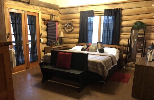 Harrogate Cabin | Rustic log cabin on beautiful Powell River ⭐️⭐️⭐️⭐️⭐️