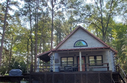 Hawkins Cabin | Rustic Log Cabin on beautiful Lake Hawkins