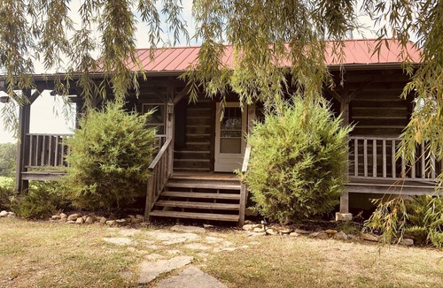 Stoutsville Cabin | Rustic Log Cabin on Mark Twain Lake