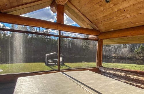 Mauricie Cabin | Rustic log cabin. *Waterfront with Spa*
