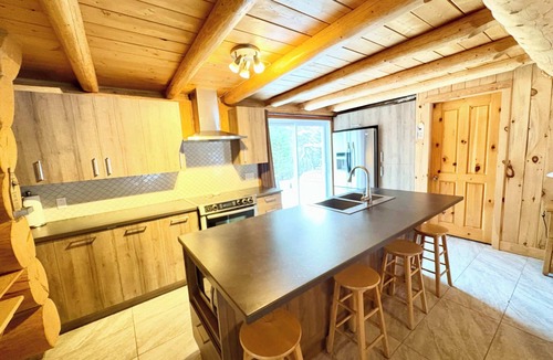 Trois-Rives House | Rustic Log Chalet in Nature | Chalet Le Melisse