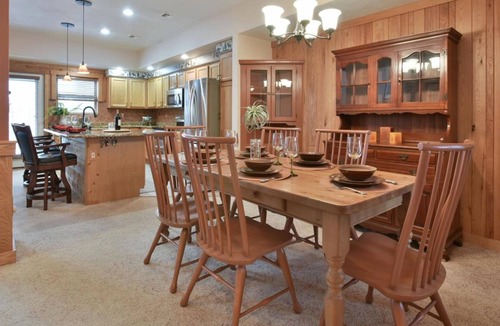 Seven Springs Condo | Rustic Luxe 4BR Condo | Fireplace, Deck + Pools