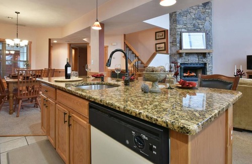 Seven Springs Condo | Rustic Luxe 4BR Condo | Fireplace, Deck + Pools