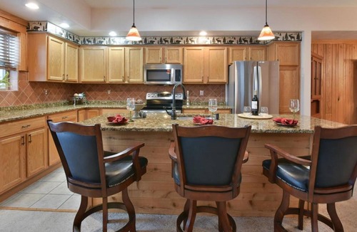 Seven Springs Condo | Rustic Luxe 4BR Condo | Fireplace, Deck + Pools