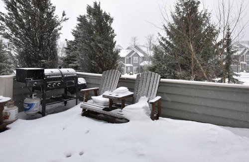 Seven Springs Condo | Rustic Luxe 4BR Condo | Fireplace, Deck + Pools