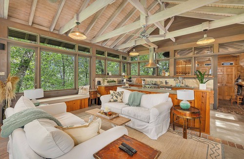 White Oak Cabin | Rustic-Luxe Wilderness Retreat. Sleeps 12. Firepit. Gourmet Kitchen. WIFI.