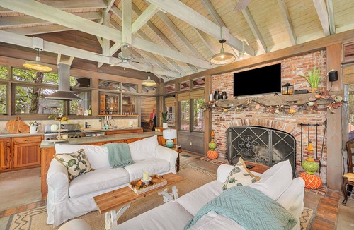 White Oak Cabin | Rustic-Luxe Wilderness Retreat. Sleeps 12. Firepit. Gourmet Kitchen. WIFI.