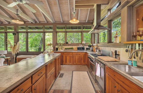 White Oak Cabin | Rustic-Luxe Wilderness Retreat. Sleeps 12. Firepit. Gourmet Kitchen. WIFI.