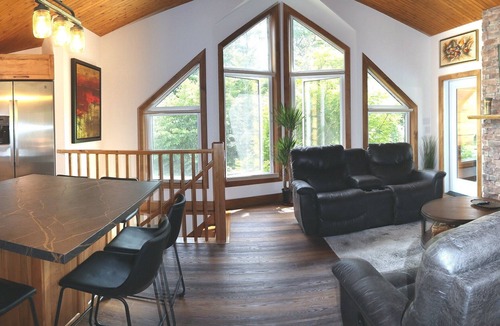 Barrie Ski Chalet | Rustic luxury chalet with fenced yard and pool, walk to beach and playground