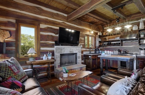 San Marcos Cabin | Rustic meets Luxury with INCREDIBLE VIEWS! Hot Tub, Fire Pit, 2 bedrm/2 bath