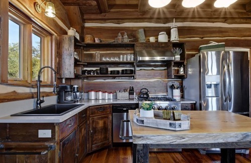 San Marcos Cabin | Rustic meets Luxury with INCREDIBLE VIEWS! Hot Tub, Fire Pit, 2 bedrm/2 bath