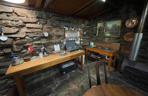 Mount Alexander Shire Other | Rustic miners cabin
