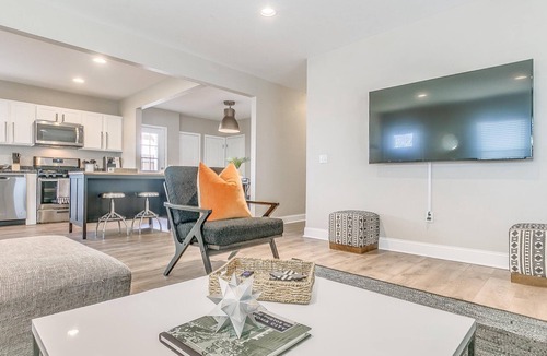 Central Oklahoma City House | *Rustic Modern 4 Bed/3 Full Bath/2 Living Rms w Wifi & 5 Smart TVs*