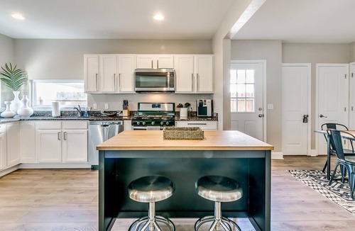 Central Oklahoma City House | *Rustic Modern 4 Bed/3 Full Bath/2 Living Rms w Wifi & 5 Smart TVs*