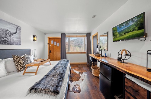 Hancock Hotel | Rustic Modern Retreat with a Cozy Charm.