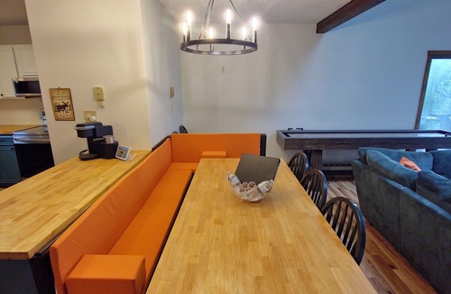 Tannersville House | Rustic Mountain Escape. Waterpark, Ski & Views!