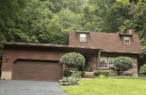 Berwick House | Rustic Peaceful 4 BR Home w/ King Bed/Fireplace!