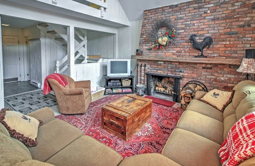 Bromley Mountain House | Rustic Peru Townhome w/Deck - 30 Yards From Slopes