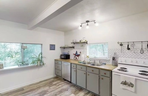 Onalaska House | Rustic Pet Friendly 3 bedroom/2 Bathroom home near Lake Livingston