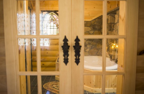 Spencer Bed & Breakfast | Rustic Polish Jacuzzi Room in log home 11 miles from Ithaca