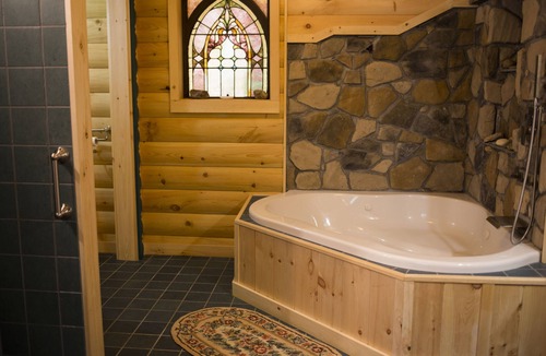 Spencer Bed & Breakfast | Rustic Polish Jacuzzi Room in log home 11 miles from Ithaca