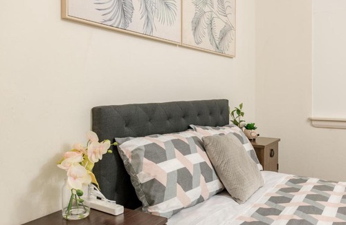 Sans Souci House | Rustic Private Room in Waterfront Beach Retreat 3 - SHAREHOUSE