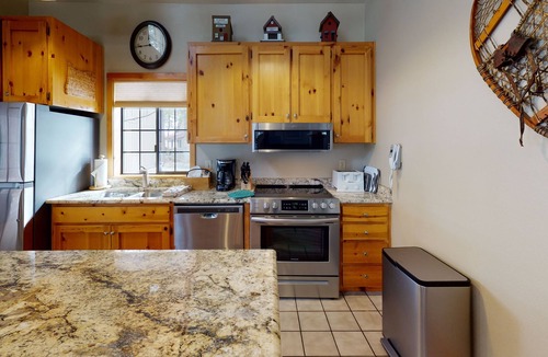 Sunriver Condo | Rustic Ranch Cabin with Access to The Cove
