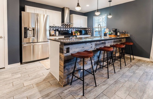 West Dallas House | Rustic Ranch Retreat - King Bed, Patio & Free Parking