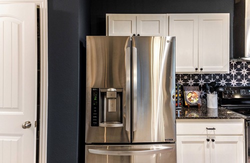 West Dallas House | Rustic Ranch Retreat - King Bed, Patio & Free Parking