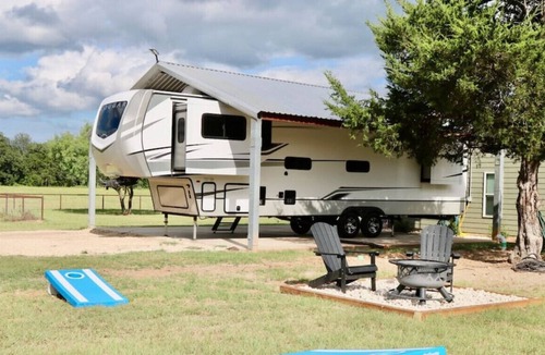 Smithville House | Rustic Ranch RV Escape
