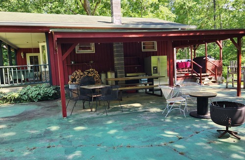 Oak Hill Park Cabin | Rustic Red Cabin on Kerr Lake