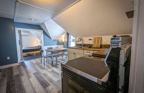 Antrim House | Rustic & Renovated Hot Tub/Game Room Sleeps 8ppl