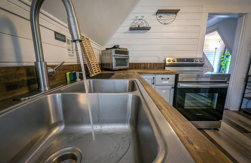 Antrim House | Rustic & Renovated Hot Tub/Game Room Sleeps 8ppl