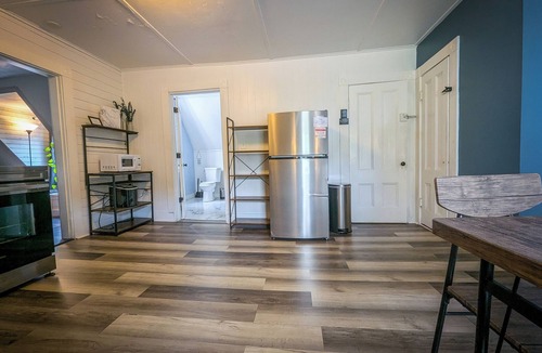 Antrim House | Rustic & Renovated Hot Tub/Game Room Sleeps 8ppl